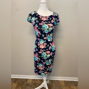 Floral Print Navy Dress with cap sleeves
Knee length form fitting size unknown